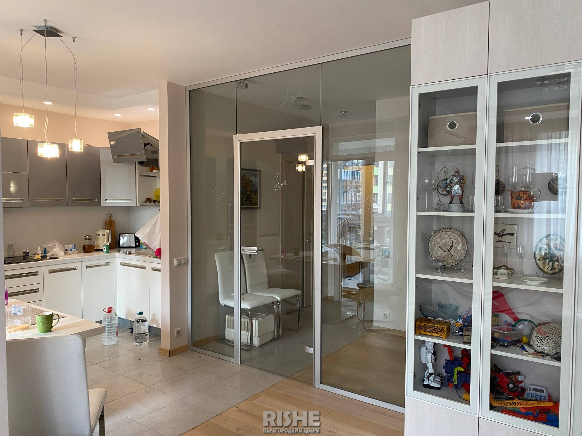 Цельностеклянные перегородки RISHE-C3 Crystal в квартире: зонирование интерьера