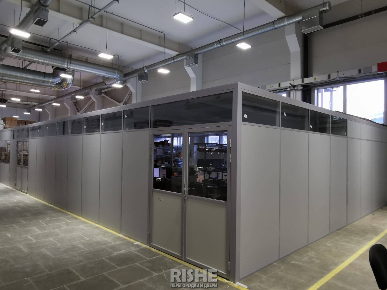 Производственные перегородки RISHE-ECO2 с крышей: мобильный офис в цеху