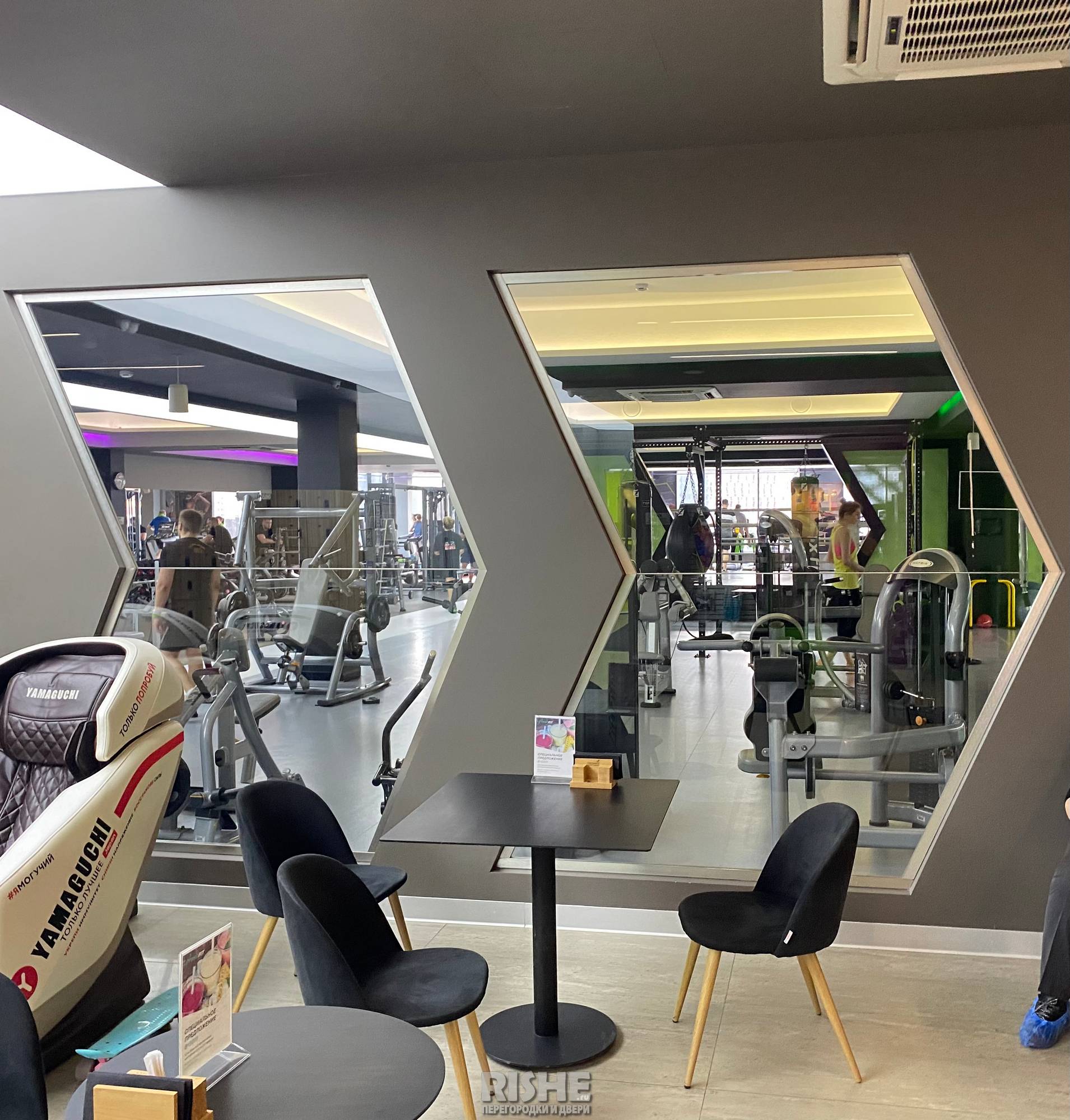 Цельностеклянные перегородки и шкафчики для фитнес-клуба XFIT