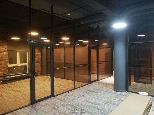 Перегородки S7 одинарный витраж с широкими секциями Перегородки S7 одинарный витраж с широкими секциями