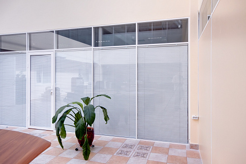 Перегородки S7 Белые с встроенными жалюзи по высоте двери Перегородки S7 Белые с встроенными жалюзи по высоте двери