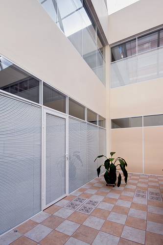 Перегородки S7 Белые с встроенными жалюзи по высоте двери Перегородки S7 Белые с встроенными жалюзи по высоте двери