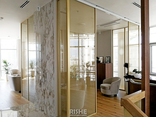 Перегородки Лофт золотого цвета с сетчатым триплексом Перегородки Лофт золотого цвета с сетчатым триплексом