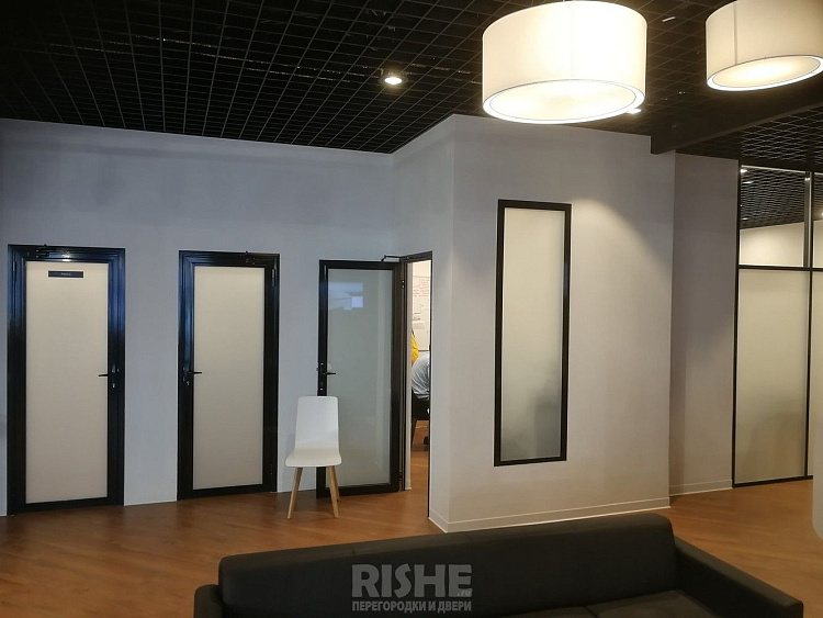 АВТОМИР стеклянные матовые перегородки и двери в черном профиле RISHE.RU 2018-12-18 10.42.21.jpg