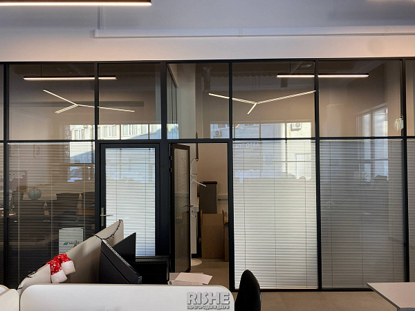 Стеклянные перегородки с жалюзи для Русарм  (17).JPG