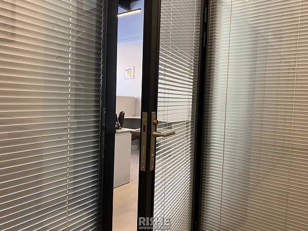 Стеклянные перегородки с жалюзи для Русарм  (24).JPG