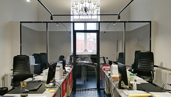 Зеркальная тонированная перегородка в офисном интерьере  (11).jpg