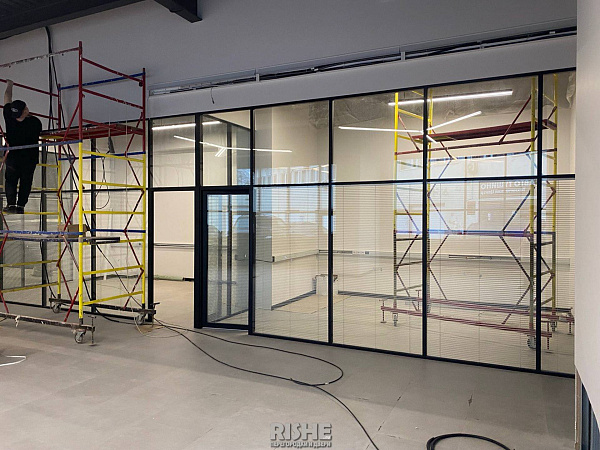 Русарм стеклянные перегородки с жалюзи  (1).JPG