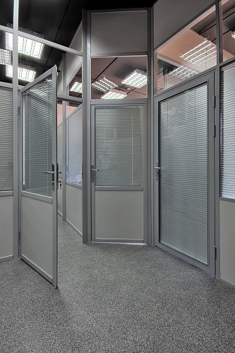 Перегородки S2 одинарное остекление с жалюзи Перегородки S2 одинарное остекление с жалюзи