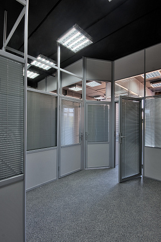 Перегородки S2 одинарное остекление с жалюзи Перегородки S2 одинарное остекление с жалюзи