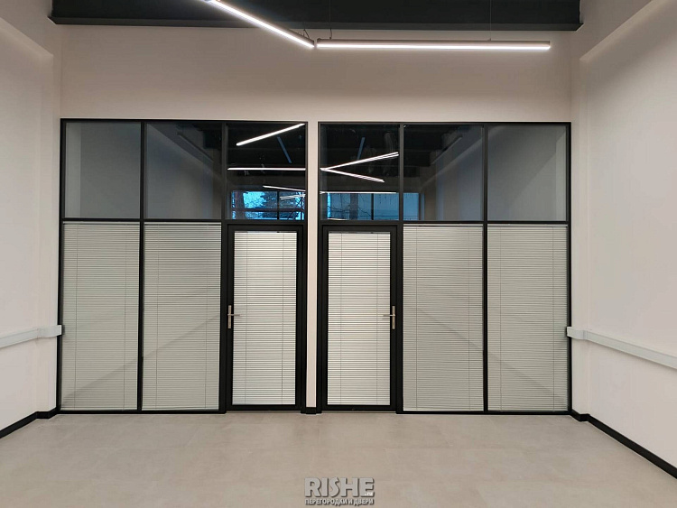АКХ стеклянные перегородки с жалюзи (1).JPG