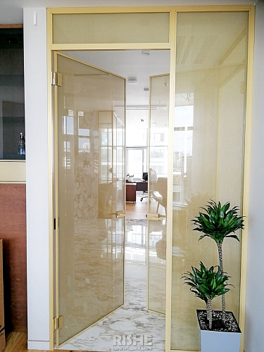 Перегородки Лофт золотого цвета с сетчатым триплексом Перегородки Лофт золотого цвета с сетчатым триплексом