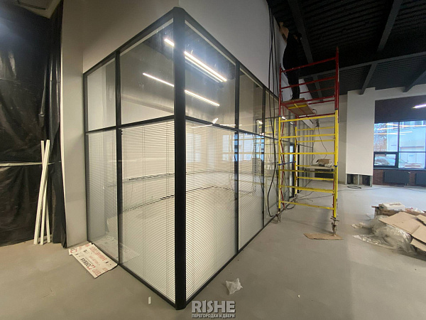 Русарм стеклянные перегородки с жалюзи  (5).JPG