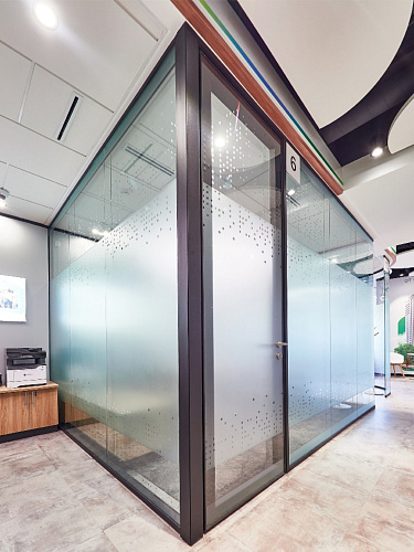 Дверь 72-93 TWIN стеклянная с доводчиком со скрытыми петлями Дверь 72-93 TWIN стеклянная с доводчиком со скрытыми петлями