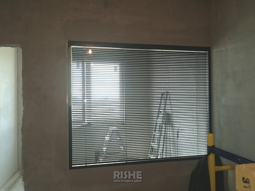 Перегородки в квартиру с встроенными жалюзи черного цвета Перегородки в квартиру с встроенными жалюзи черного цвета