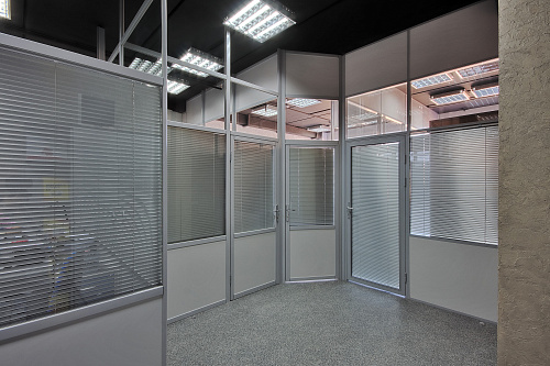 Перегородки S2 одинарное остекление с жалюзи Перегородки S2 одинарное остекление с жалюзи