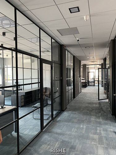 Перегородки LOFT S7 в черном профиле Перегородки LOFT S7 в черном профиле