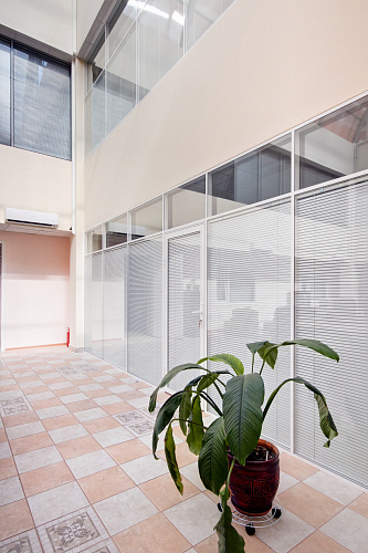 Перегородки S7 Белые с встроенными жалюзи по высоте двери Перегородки S7 Белые с встроенными жалюзи по высоте двери