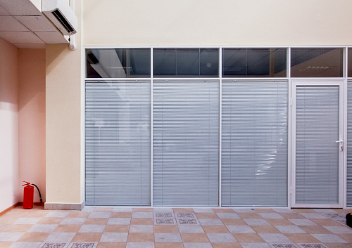 Перегородки S7 Белые с встроенными жалюзи по высоте двери Перегородки S7 Белые с встроенными жалюзи по высоте двери