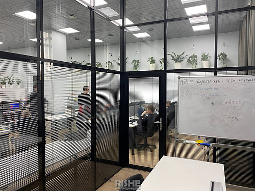 Перегородки S7 Высокие с встроенными жалюзи Перегородки S7 Высокие с встроенными жалюзи