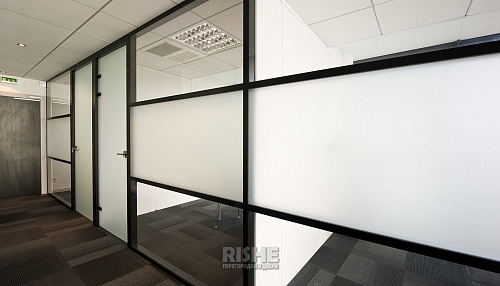 Перегородки S7 одинарный витраж с широкими секциями Перегородки S7 одинарный витраж с широкими секциями