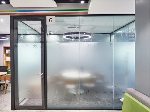 Дверь 72-93 TWIN стеклянная с доводчиком со скрытыми петлями Дверь 72-93 TWIN стеклянная с доводчиком со скрытыми петлями