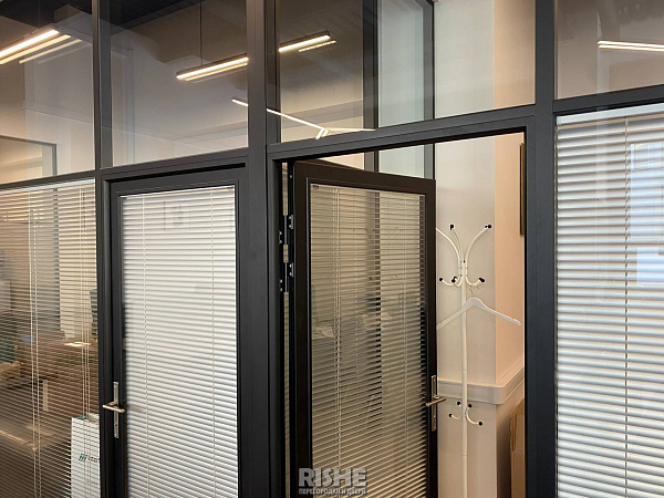 Стеклянные перегородки с жалюзи для Русарм  (15).JPG