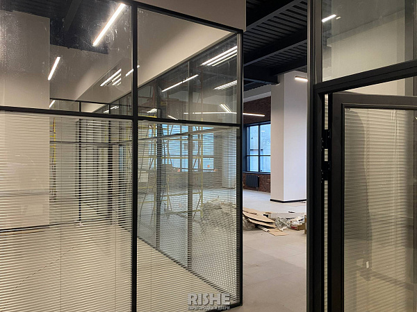 Русарм стеклянные перегородки с жалюзи  (2).JPG