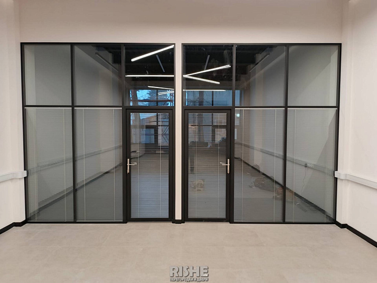 АКХ стеклянные перегородки с жалюзи (2).JPG