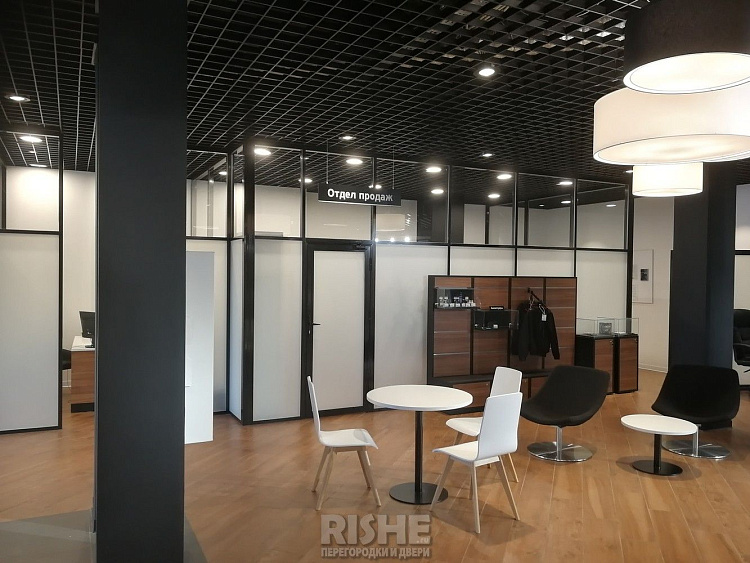 АВТОМИР стеклянные матовые перегородки и двери в черном профиле RISHE.RU  (7).jpg